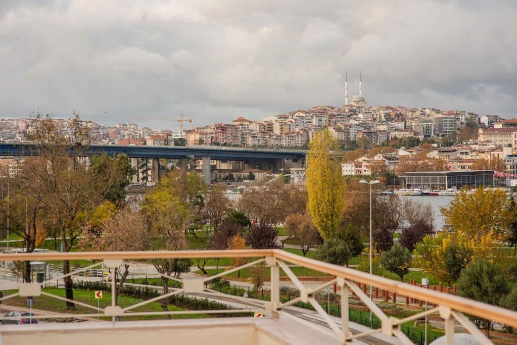 Waterfront Apartment By The Tram - Terrace With Dome & Golden Horn View In Fatih Istanbul Eksteriør bilde