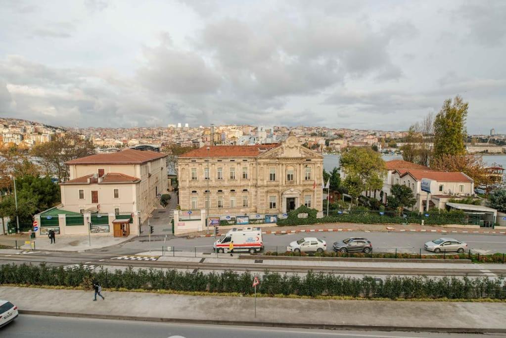 Waterfront Apartment By The Tram - Terrace With Dome & Golden Horn View In Fatih Istanbul Eksteriør bilde