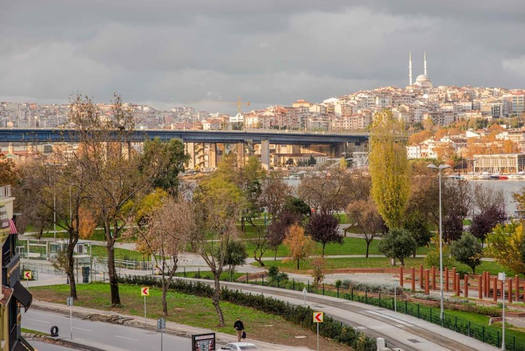 Waterfront Apartment By The Tram - Terrace With Dome & Golden Horn View In Fatih Istanbul Eksteriør bilde