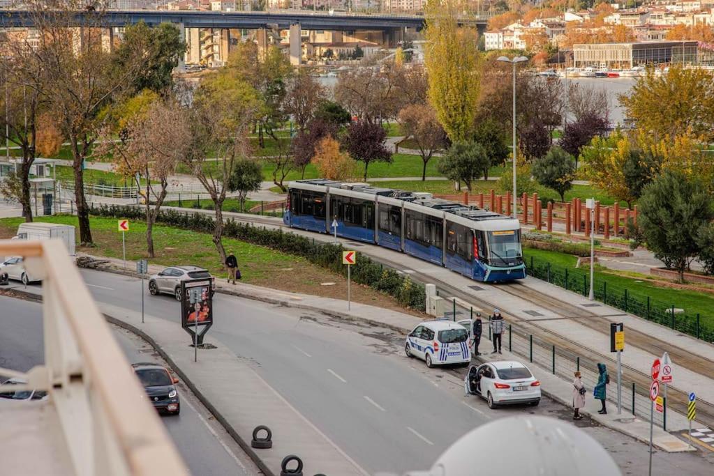 Waterfront Apartment By The Tram - Terrace With Dome & Golden Horn View In Fatih Istanbul Eksteriør bilde