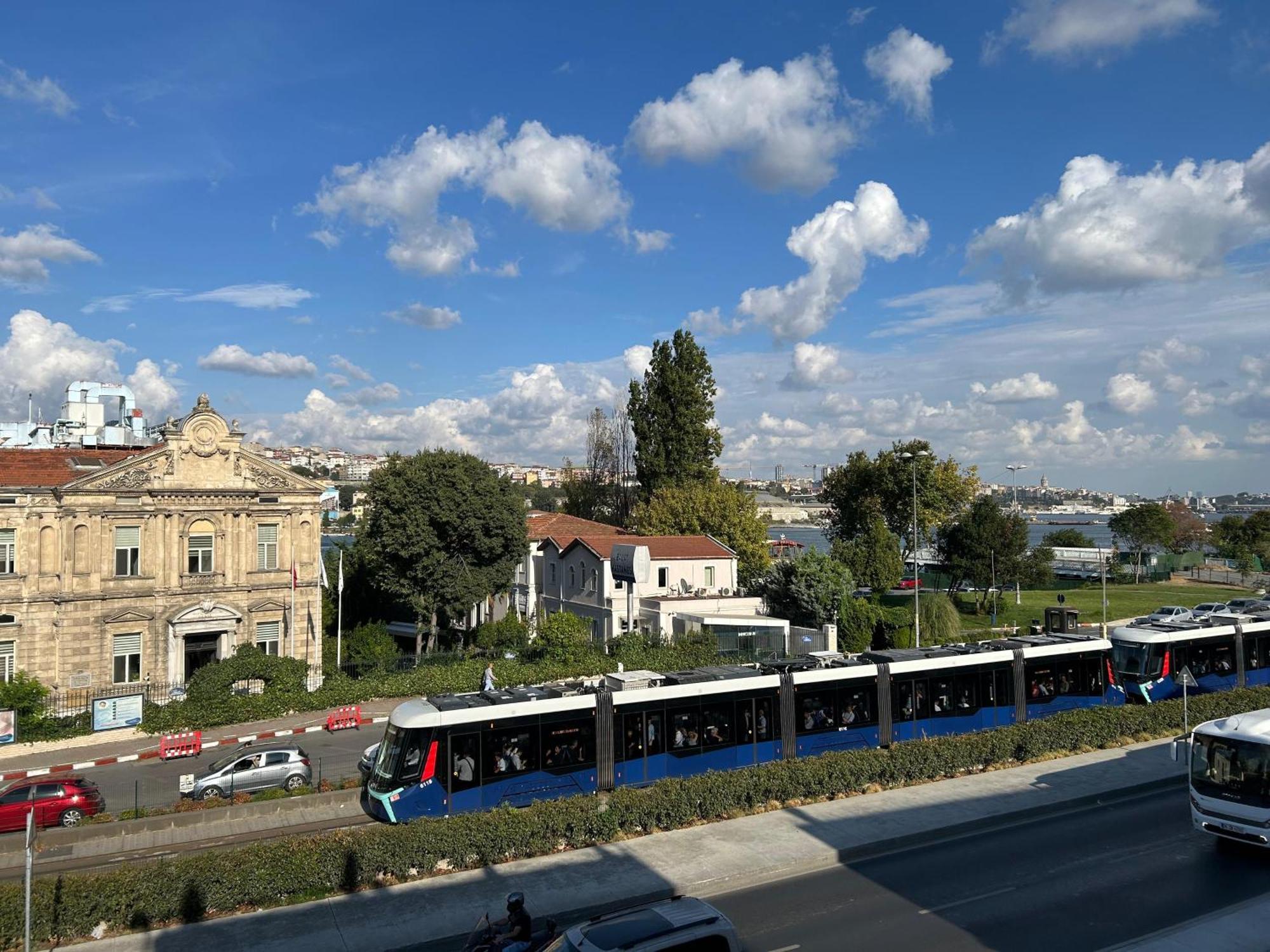 Waterfront Apartment By The Tram - Terrace With Dome & Golden Horn View In Fatih Istanbul Eksteriør bilde